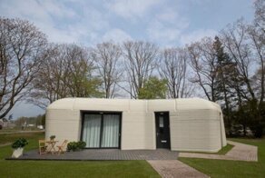 Пара переехала в первый напечатанный на 3D-принтере дом