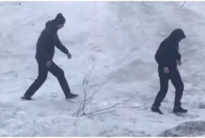 В Норильске парни попали в ловушку из рыхлого снега