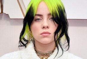 Феминистки в шоке: Билли Айлиш снялась в корсете, чулках и удивила соцсети