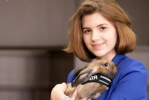 Кролик стал талисманом университета и регулярно фотографируется с красивыми курсантками
