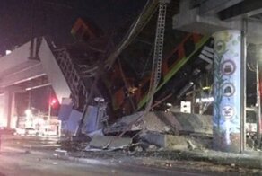 В Мехико метромост рухнул вместе с вагонами метро на машины