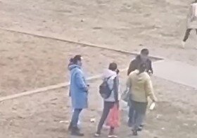 В Пермском крае сняли на видео пьяную мать, которая еле держалась на ногах