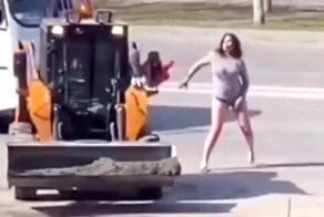 В Челябинске полуголая женщина устроила стриптиз на погрузчике