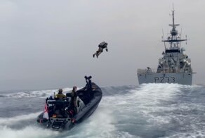 Британские морпехи показали захват корабля при помощи реактивных ранцев