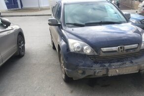 Мужчине не понравилось, как припаркован автомобиль и он выгулял на нем свою собаку