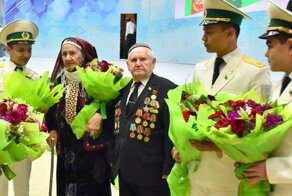 Туркменских ветеранов обязали сдать деньги на подарки себе к 9 мая