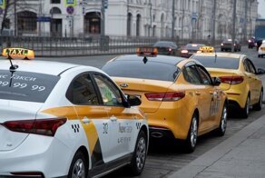 Таксующий полицейский проверяется на факт кражи денег у клиентки