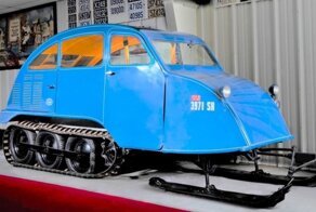 80-летний снегоход Bombardier B7, у которого 7 мест и V8