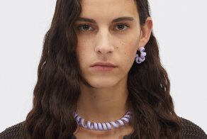 "Дизайнеры, остановитесь!": модный дом Bottega Veneta выпустил украшения в виде телефонного шнура