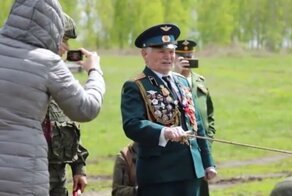 Ветеран ВОВ приехал на полигон и, вспомнив лихую молодость, лично произвёл выстрел: видео