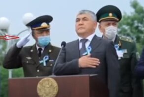 На  мероприятии ко Дню Памяти узбекские военные запутались в ритуалах во время прослушивания гимна