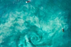 Невероятная фотография показывает, как серфингисты столкнулись с водоворотом