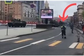 Сотрудник ДПС поднял на руки ребенка, чтобы тот мог получше рассмотреть военную технику