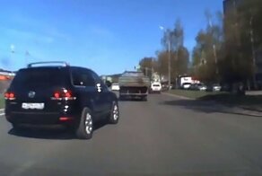 До 35 лет дожил, а ума так и не нажил: водитель влетел в столб в Ярославле