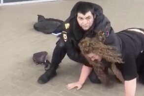 В Архангельске женщина разбила полицейскому лицо за просьбу надеть маску