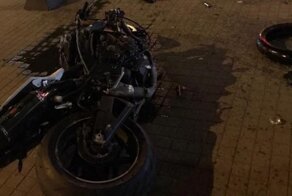 Авария дня. Гонявший на заднем колесе мотоциклист попал в серьезное ДТП