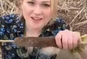 Девушка отведала "веганскую" сосиску в тесте