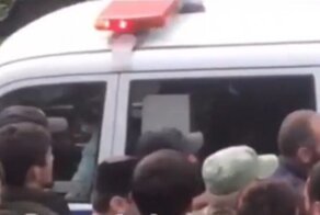 Толпа дагестанцев попыталась отбить у полиции задержанного за наезд на сотрудника ДПС