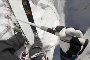 Напряженный спуск экстремала на лыжах