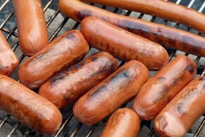 Хот-дог из пробирки: ученые вырастили сосиски из мышечных клеток свиней