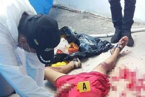 Ревнивый мужчина средь бела дня зарезал бывшую жену перед супермаркетом