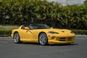 Раскрасьте серые будни ярким Dodge Viper RT/10 2002 года выпуска с минимальным пробегом