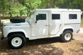 Бронированный внедорожник Land Rover Defender 1995 года, который использовался ООН