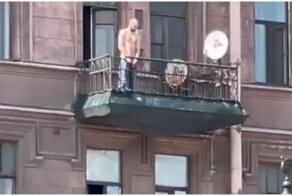 В Питере мужчина решил омыть золотым дождем прохожих с балкона