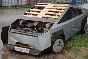 Одна из самых первых российских копий Tesla Cybertruck ржавеет под открытым небом под Москвой