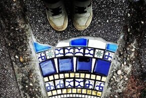 Художник ремонтирует родной город, заделывая выбоины на дорогах мозаикой