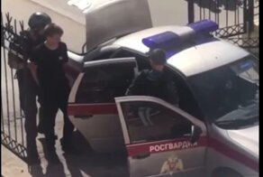 В Березниках школьник напал на учителя с ножом: видео с места событий