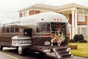 Дом ужасов на колесах: кемпер Airstream со встроенным гробом