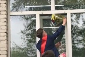 На Алтае выпускники станцевали под окнами роддома вальс для своей учительницы