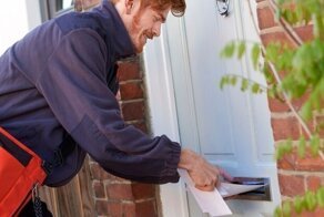 Паук захватил почтовый ящик: хозяева в панике!