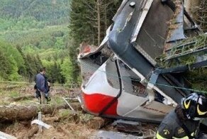 В Италии с высоты рухнула кабина фуникулёра: фото и видео с места трагедии