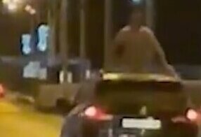 "Мне там и хвастаться-то нечем!": в Волгограде мужчина размахивал своим хозяйством из люка Subaru