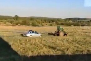 Тракторист устроил гонки по полю с ДПС