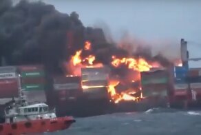 В Индийском океане на терпящем бедствие судне прогремел сильный взрыв