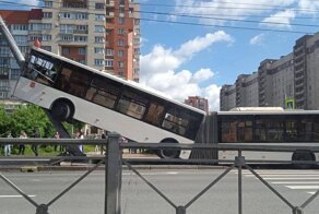 В Петербурге автобус врезался в мачту освещения и повис на ней