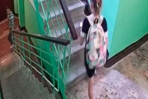 Более полное видео с мужчиной, который преследовал девочку в подъезде