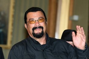 Стивен Сигал торжественно вступил в партию "СР" и уже подготовил свой первый законопроект