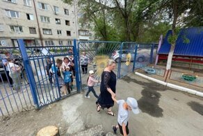"Кто в плавках, кто - в одеяле": в Кургане из-за сообщений о минировании экстренно эвакуируют детские сады