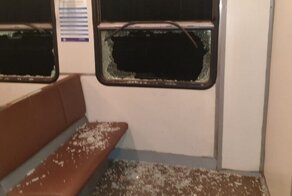 Пьяные подростки устроили погром в подмосковной электричке