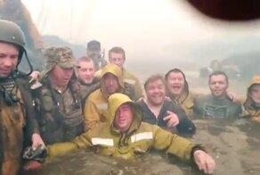 «Чуть не сдохли»: пожарные спаслись от огня в реке и записали эмоциональное видео