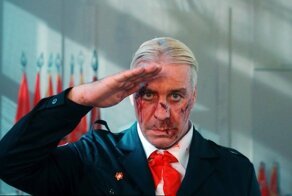 "Коммунисты России" пожалуются в Генпрокуратуру на новый клип лидера Rammstein