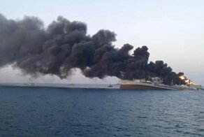 Крупнейший корабль ВМС Ирана загорелся и затонул в Оманском заливе