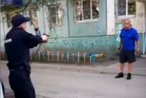 Иркутские полицейские применили оружие, чтобы обезвредить напавшего на них дебошира с ножами