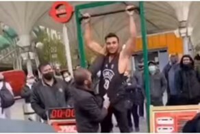 Владелец аттракциона понял, что может потерять деньги и начал мешать парню