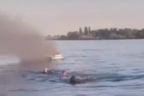 Команда яхты с радужным флагом спасла оскорблявших их гомофобов со взорвавшейся лодки