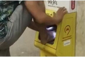 Из жизни тиктокеров: парень помыл ноги антисептиком в метро